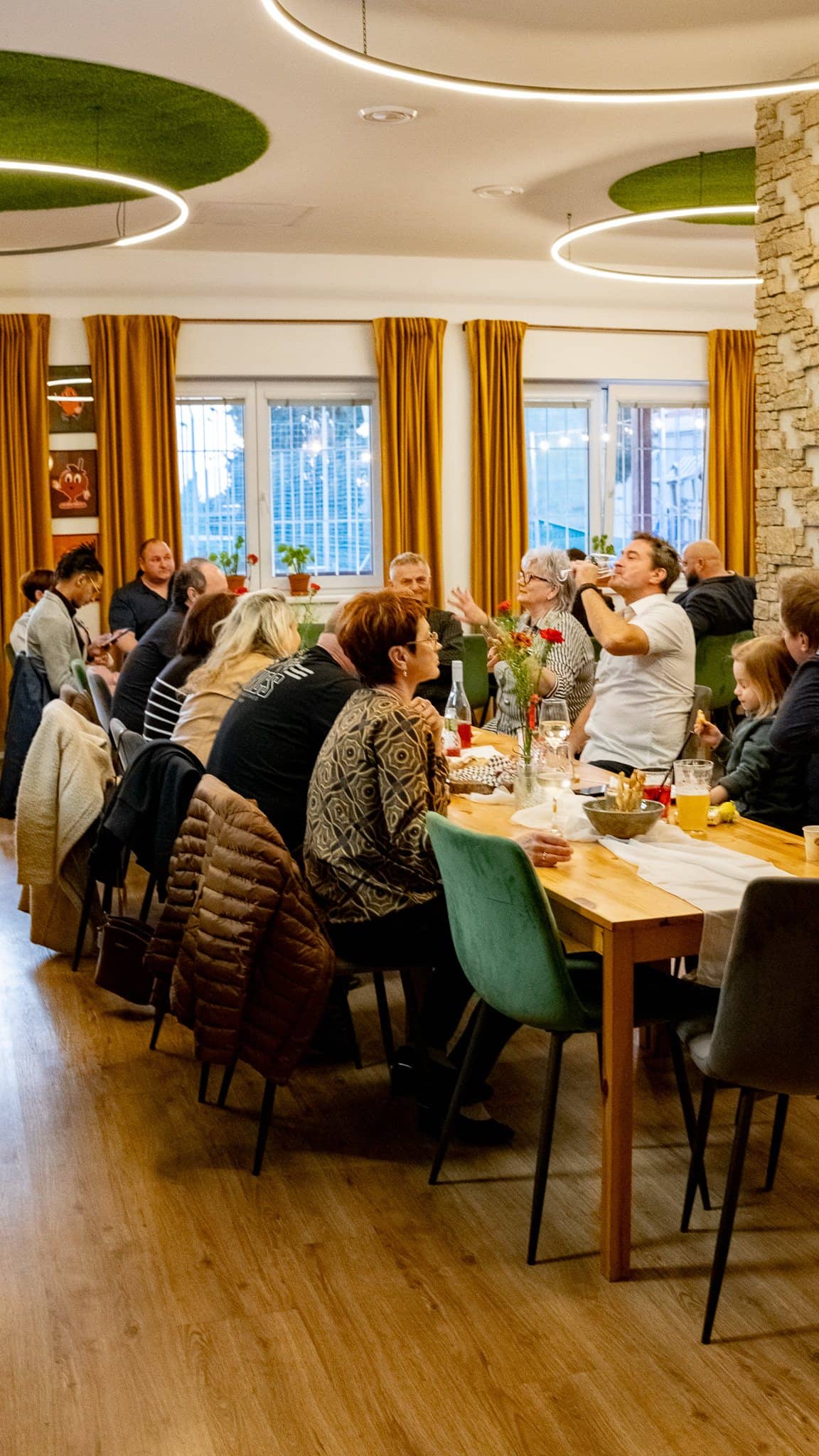 Rodinná oslava u dlouhého stolu v salonku Hospody Vesnice